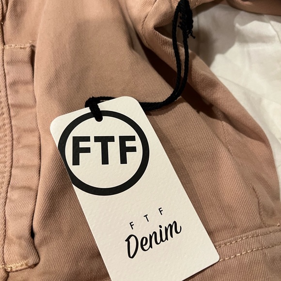 ***NWT*** Cropped Puff Sleeve Denim Jacket 💟 - Picture 4 of 6